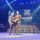Tiago Vizzari e Fernando Shmith recebem o prêmio de segundo lugar na categoria Ralo Linear do Top of Mind 2025 da Revista Revenda Construção