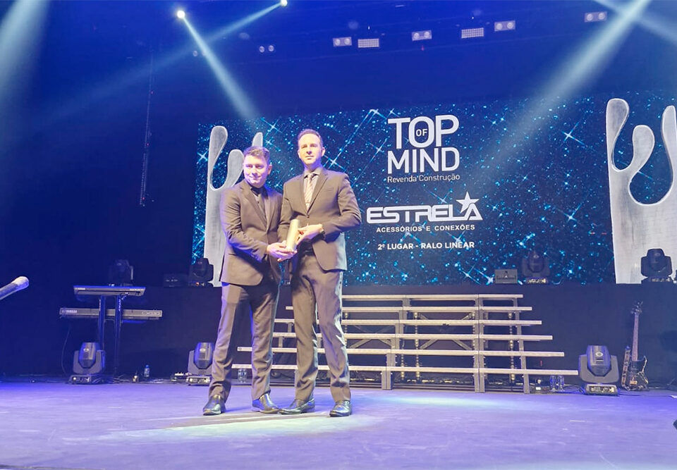 Tiago Vizzari e Fernando Shmith recebem o prêmio de segundo lugar na categoria Ralo Linear do Top of Mind 2025 da Revista Revenda Construção