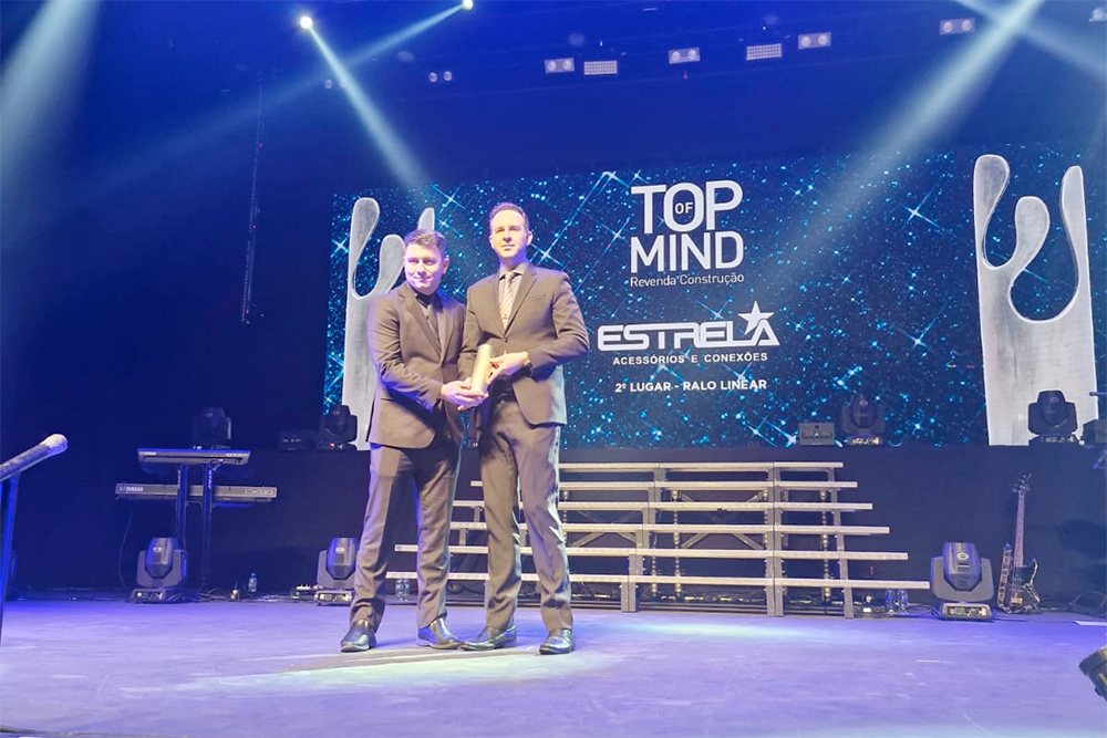Tiago Vizzari e Fernando Shmith recebem o prêmio de segundo lugar na categoria Ralo Linear do Top of Mind 2025 da Revista Revenda Construção