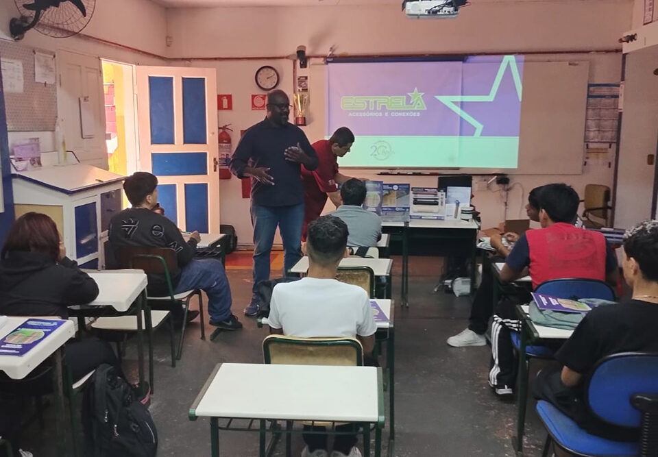 Alunos do curso de hidráulica do Instituto Dom Macário participando de treinamento técnico com a equipe da Estrela Acessórios e Conexões