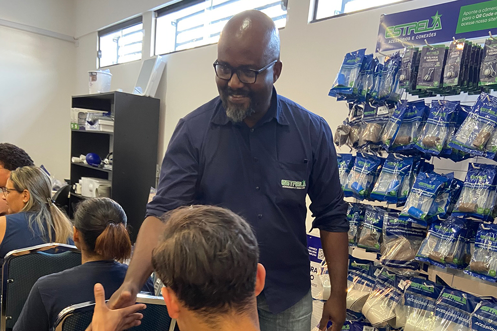 Cumprimento entre membros da equipe Estrela Acessórios e Conexões na inaguração do novo showroom