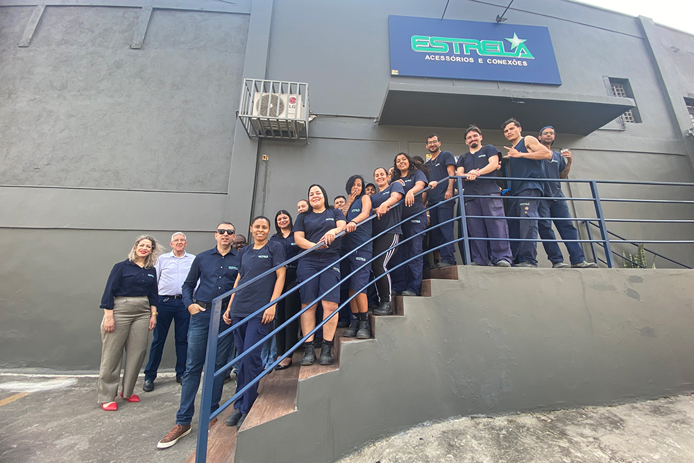 Equipe Estrela Acessórios e Conexões reunida na inauguração do novo showroom