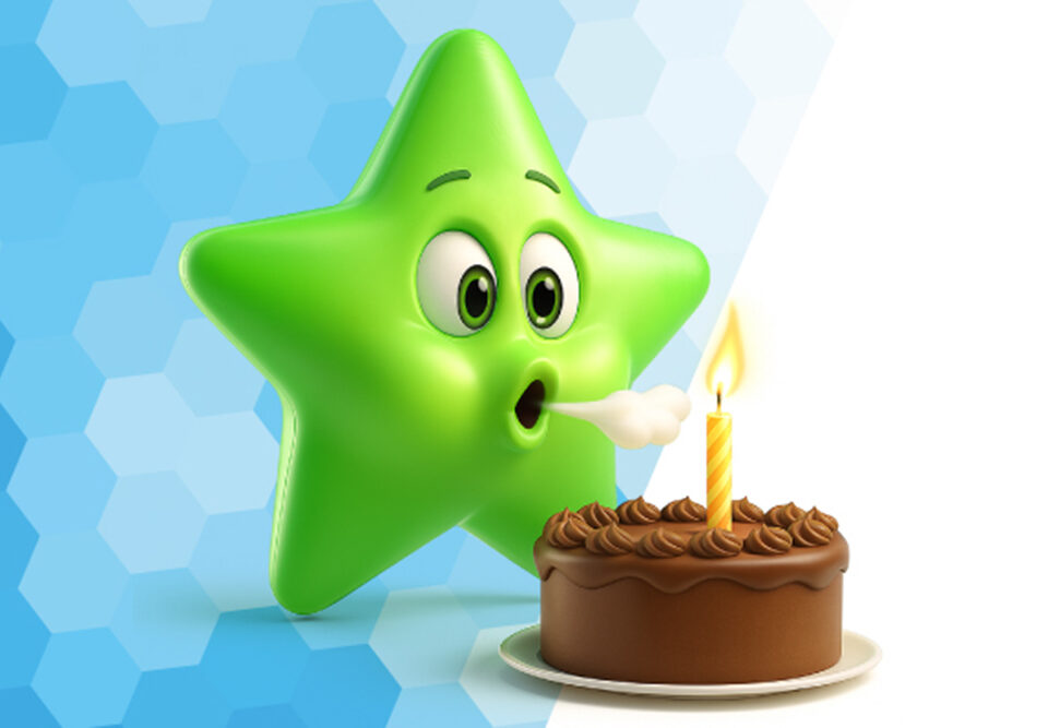 Mascote da Estrela Acessórios e Conexões celebrando mais de 20 anos de trajetória no setor hidráulico brasileiro