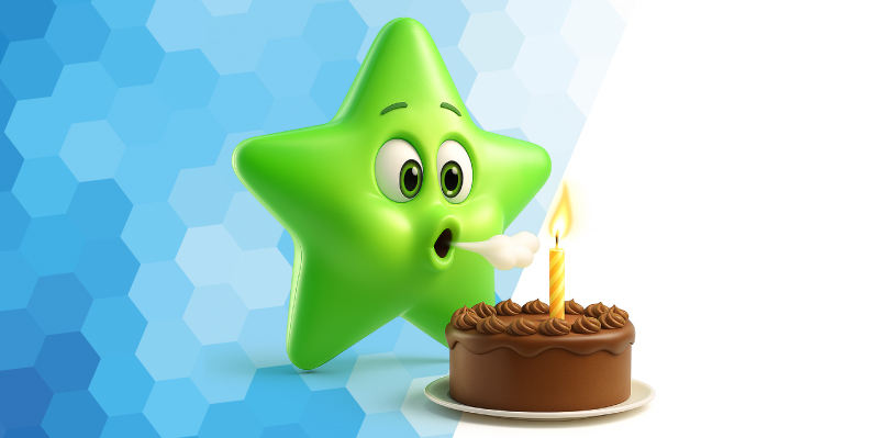 Mascote da Estrela Acessórios e Conexões celebrando mais de 20 anos de trajetória no setor hidráulico brasileiro