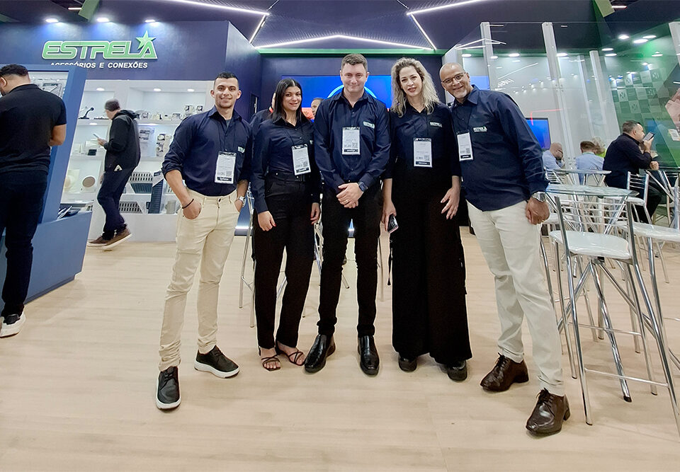 Equipe Estrela reunida no estande E061 na FEICON