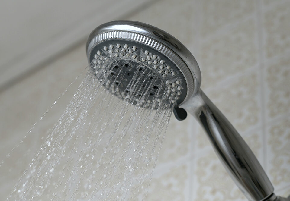 Chuveiro com baixa e alta pressão de água comparativo antes e depois, demonstrando melhoria de fluxo com válvula alternadora de pressão